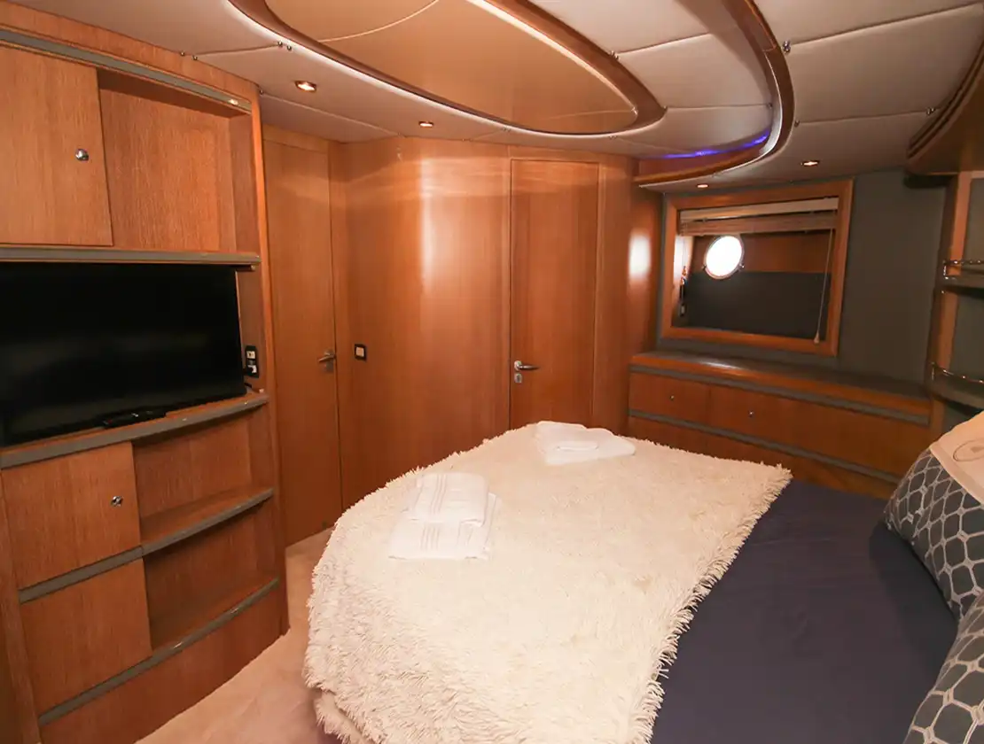 Antalya Yacht Rental Azimut Leonardo 98 